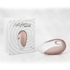 Balení malého sacího stimulátoru klitorisu Satisfyer Pro Deluxe.