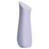 Dame Products Kip – silikonový mini vibrátor na klitoris v levandulové barvě.