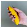 Vodotěsný vibrátor ve tvaru banánu s deseti režimy vibrací a pulzací.