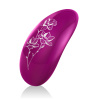 Stimulátor Lelo Nea 2 v krásné fialové barvě zdobený květinovým ornamentem potěší každou ženu.