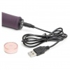 G-bod vibrátor z kolekce Fifty Shades Freed So Exquisit se dobíjí pomocí USB kabelu.