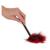 Kompaktní červeno-černé šimrátko Mini Feather v praxi.