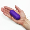 Detail na velikost bezdrátového vibračního vajíčka Wireless ve fialové barvě se šňůrkou pro snadné vyjímání.