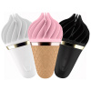 Všechny tři zmrzliny v kornoutku v různých barvách.