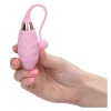 Růžové silikonové vibrační vajíčko Amour Silicone Remote Bullet v ruce.