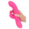 Ohebný silikonový vibrátor se stimulátorem klitorisu Sweet Smile G-bod Rabbit v ruce.