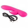 Růžový silikonový vibrátor se stimulátorem klitorisu Sweet Smile Rabbit se dobíjí pomocí USB kabelu, který je součástí balení.