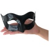 Černá lesklá maska, která vám pomůže zahnat stud a realizovat vaše nejtajnější erotické touhy.