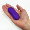 Detail na malý bezdrátový ovladač vibračního vajíčka Wireless Purple.