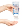 Dávkování lubrikačního gelu na vodní bázi značky Aquaglide.