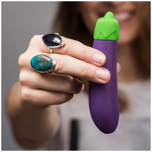 Vodotěsný vibrátor ve tvaru lilku s deseti režimy vibrací a pulzací Emojibator Eggplant.