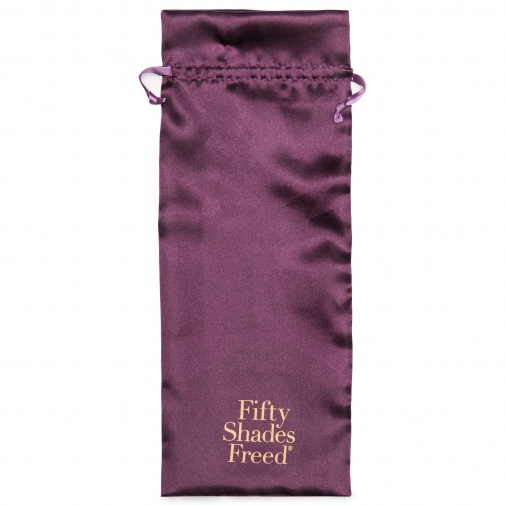 Saténově hebké úložné pouzdro pro diskrétní a hygienické uskladnění k dildu Fifty Shades Freed It is Divine.
