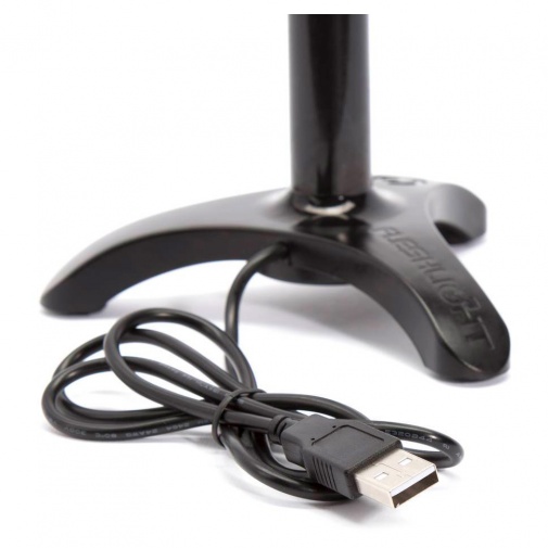 Ohřívač na masturbátor Fleshlight Warmer se nabíjí prostřednictvím USB kabelu. Ten lze zapojit například do adaptéru nebo počítače.