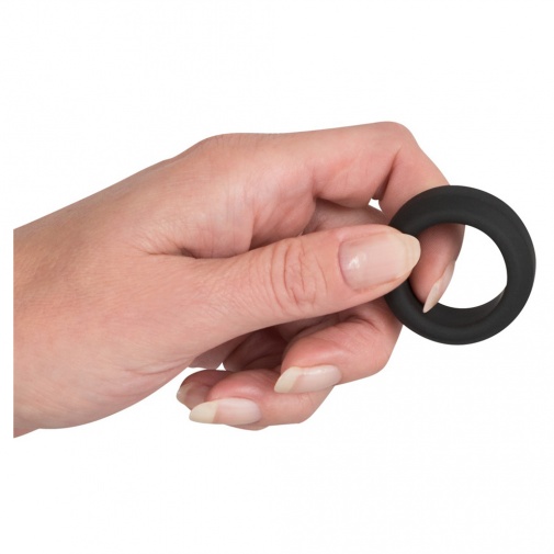 Černý erekční kroužek ze silikonu Black Velvets v ruce.