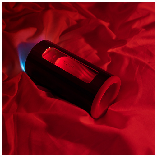 Smart masturbátor pro muže v černo-červené variantě Lelo F1S V2x.
