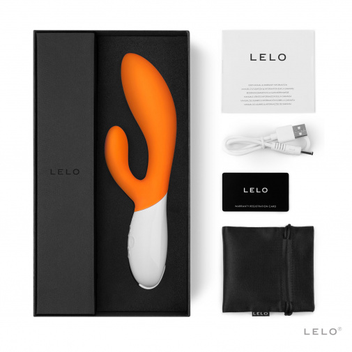 Oranžový vibrátor Lelo Ina 2 Orange v balení, kde najdete také USB kabel, pouzdro a návod.