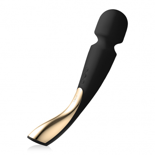 Luxusní masážní wand LELO v černé barvě s chromovou rukojetí.