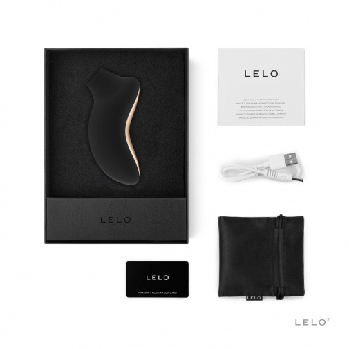 Balení obsahuje černý stimulátor na klitoris Lelo Sona 2, USB kabel, manuál, úložné pouzdro a registrační kartu.