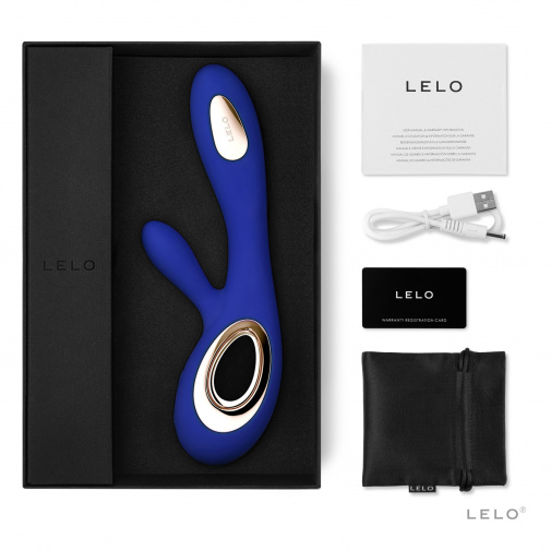 Balení obsahuje luxusní vibrátor Lelo Soraya Wave Midnight Blue, USB kabel, úložné pouzdro, návod a kartičku originality produktu.