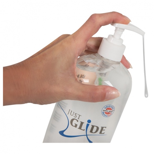 Veganský lubrikant na vodní bázi Just Glide Waterbased s praktickou pumpičkou na aplikaci.