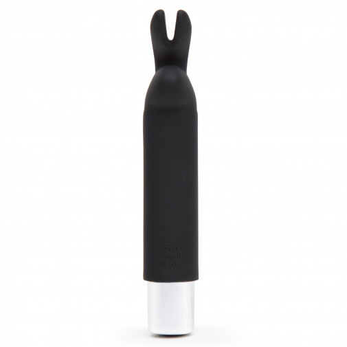 Kompaktní silikonový vibrátor Fifty Shades of Grey s králičími oušky ke stimulaci klitorisu.