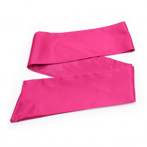 Bondage saténový růžový šátek má délku 1,5 m, takže je dostatečně dlouhý na svázání rukou i nohou.