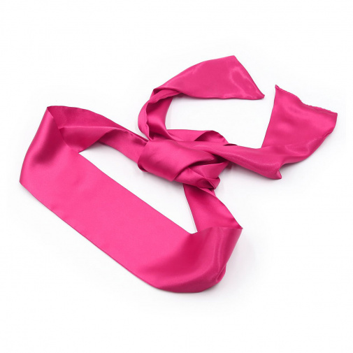 Bondage růžový saténový šátek je dostatečně široký na zakrytí očí.