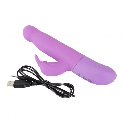 Fialový vibrátor se stimulátorem klitorisu Sweet Smile Rotating Rabbit se dobíjí pomocí USB kabelu, který je součástí balení.