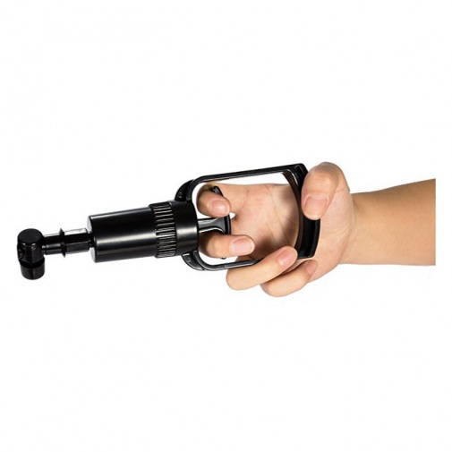 Pumpovací čerpadlo v patentu tankovací pistole vakuové pumpy Pump Up - Push Touch v ruce.