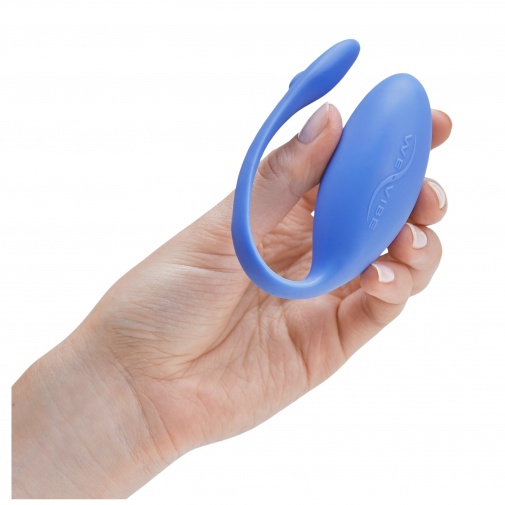 Detail na velikost silikonového vibračního vajíčka v ruce.