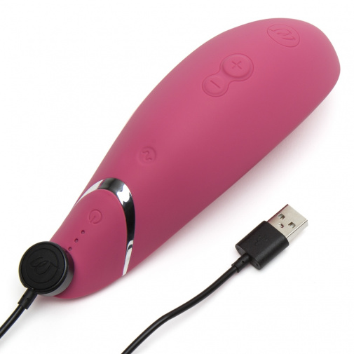 Womanizer Premium Raspberry se dobíjí pomocí přiloženého USB kabelu.