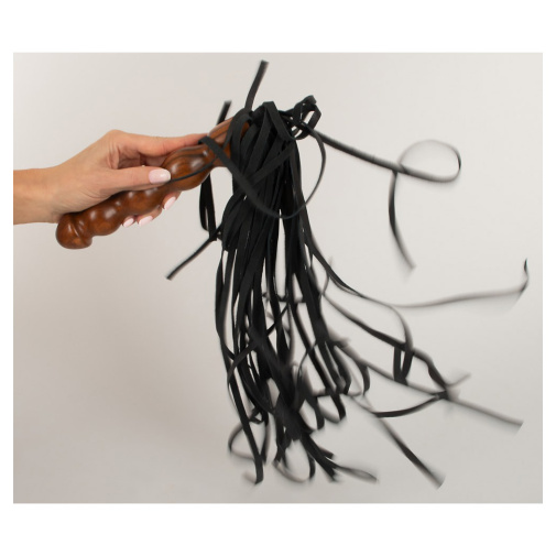 Černé šlehací pásky bičíku Zado jsou vyrobeny z kvalitní měkké kůže a mají délku 48 cm.
