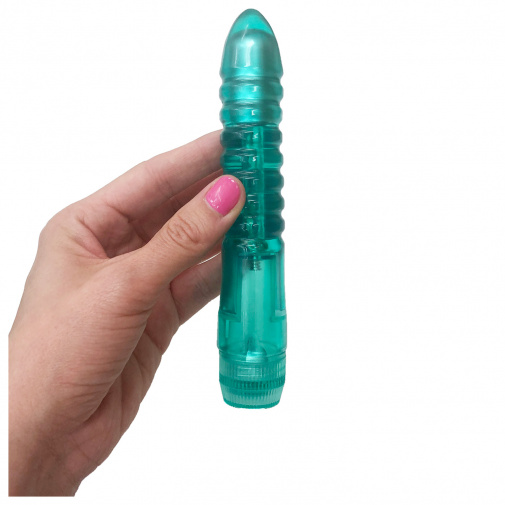 Juicy Jewels Emerald Exciter - vroubkovaný želatinový vibrátor.