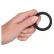 Černý erekční kroužek ze silikonu Black Velvets v ruce.