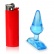 Maličký anální kolík v modré průsvitné barvě pro začátečníky, v porovnání s běžným zapalovačem.