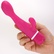 Detail na velikost silikonového vibrátoru se stimulátorem klitorisu Pink Leaf v ruce.